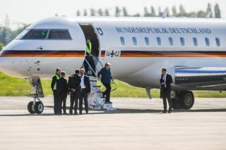 Автомобиль протаранил авиалайнер Меркель