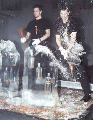  Презентация Absolut Mandarin в клубе &quot;Наутилус&quot; сопровождалась крушением ледяных глыб.
