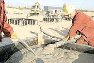 Цемента сейчас вроде хватает, но дефицит возник на другие стройматериалы.