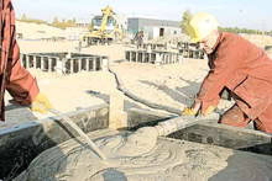 Цемента сейчас вроде хватает, но дефицит возник на другие стройматериалы.