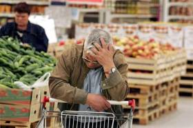 Эксперты разводят руками: во всем мире цены на продукты упадут, но не в Латвии…
