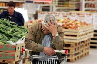 Эксперты разводят руками: во всем мире цены на продукты упадут, но не в Латвии…