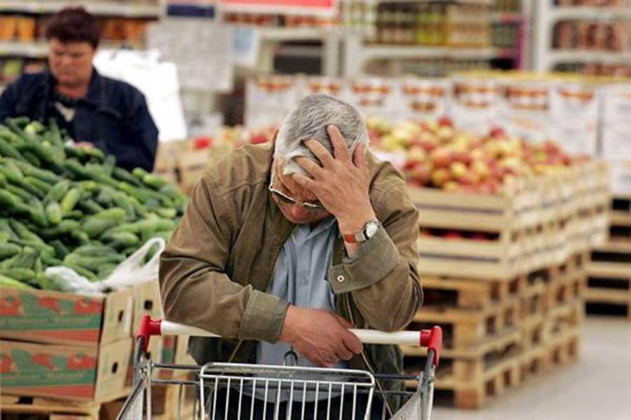 Эксперты разводят руками: во всем мире цены на продукты упадут, но не в Латвии…