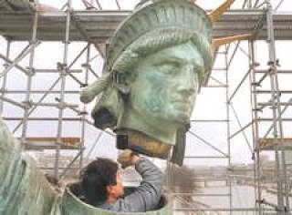 США опускают железный занавес.Перед лиепайскими металлургами.