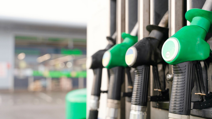 Нефть по 200 долларов за баррель. А сколько будет стоить литр бензина на АЗС Латвии?