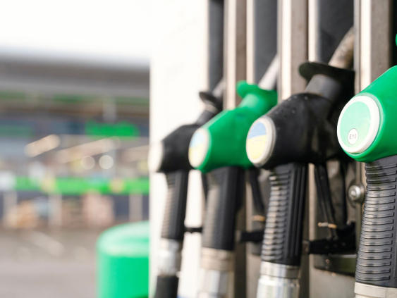 Нефть по 200 долларов за баррель. А сколько будет стоить литр бензина на АЗС Латвии?