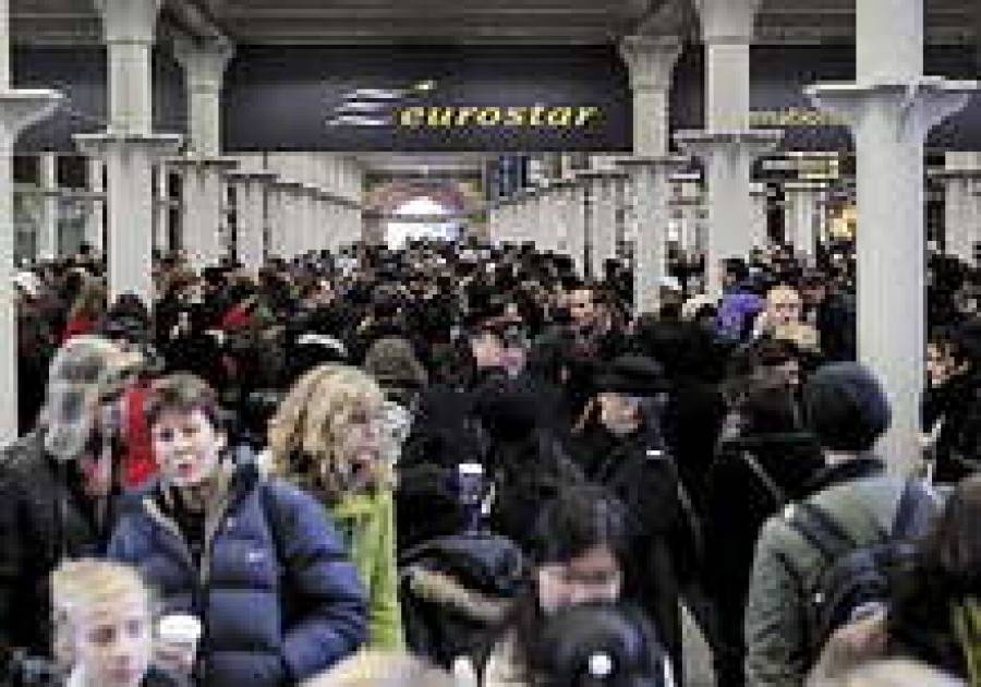 Тысячи человек застряли на вокзале в Лондоне из-за снега.
