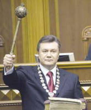 Президентскую булаву Янукович брал с некоторой опаской, но затем покрутил ее в руках, освоился, поднял над головой и потряс ею.