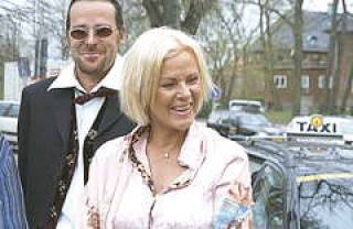 Участница группы ABBA Анни-Фрид Лингстад прибыла на церемонию вместе со швейцарским архитектором Хайнцом Юленом.