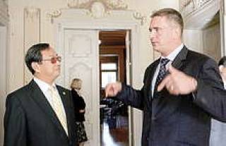 Ван Джифей и Янис Лея обсуждают будущее партнерство.