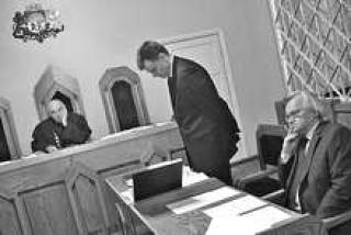 Судья Янис Базевич тщательно внимал аргументам представителей КРФК Андриса Страдиньша и Яниса Плациса (справа).