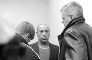 Защищать интересы Людвига Антонова (в центре) будет известный адвокат Эгон Русанов (справа).