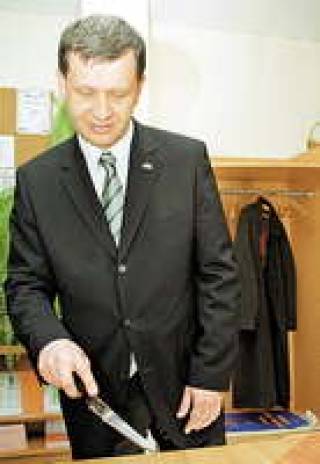 За составление бюджета и урезание расходов отвечает министр финансов Атис Слактерис.