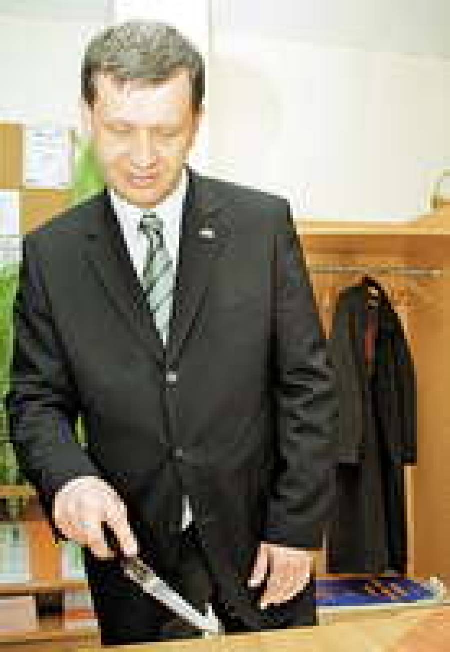 За составление бюджета и урезание расходов отвечает министр финансов Атис Слактерис.