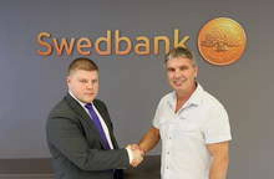 Руководитель отдела по обслуживанию промышленных предприятий Swedbank Лаурис Мациевскис (слева) и Айвар Вайварс.