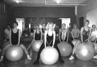 Девушки на шаре