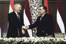 Президенты Андрис Берзиньш (слева) и Эмомали Рахмон.