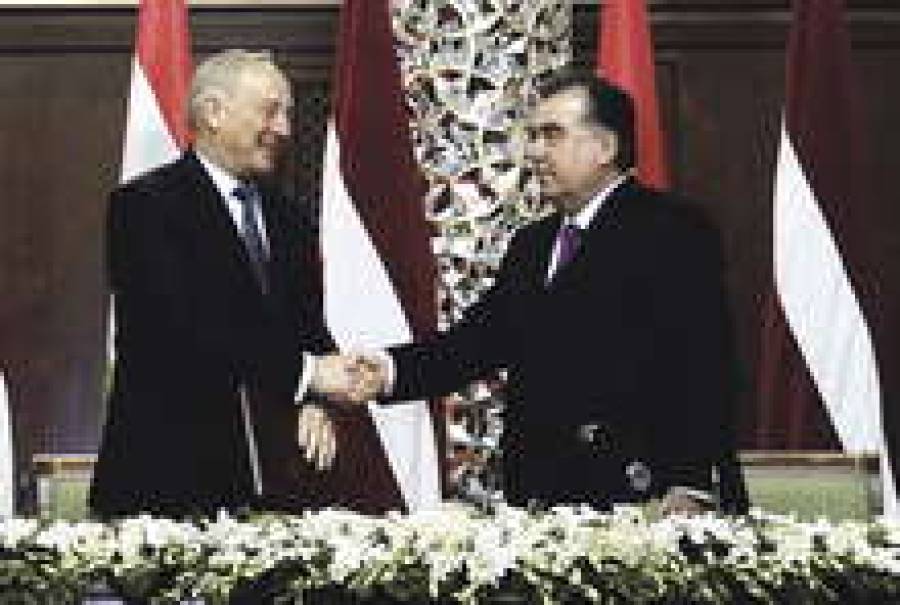 Президенты Андрис Берзиньш (слева) и Эмомали Рахмон.