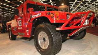 Производитель знаменитых внедорожников &quot;Hummer&quot; компания &lt;em&gt;AM General &lt;/em&gt;на Детройтском автосалоне — новичок. Поставляя свои машины главным образом армии, компания просто не нуждалась в рекламе. Видимо, теперь &lt;em&gt;AM General &lt;/em&gt;решила официально представить свое невзрачное, но столь полюбившееся публике детище. Представили по-военному сурово, без концепт-каров, танцовщиц и фейерверков, но с гордостью. &quot;Hummer&#039;98&quot; теперь вполне цивильная машина — с более тихим салоном, экономичным мотором, с богатой начинкой элементами комфорта и даже с хромированными колесными дисками. 