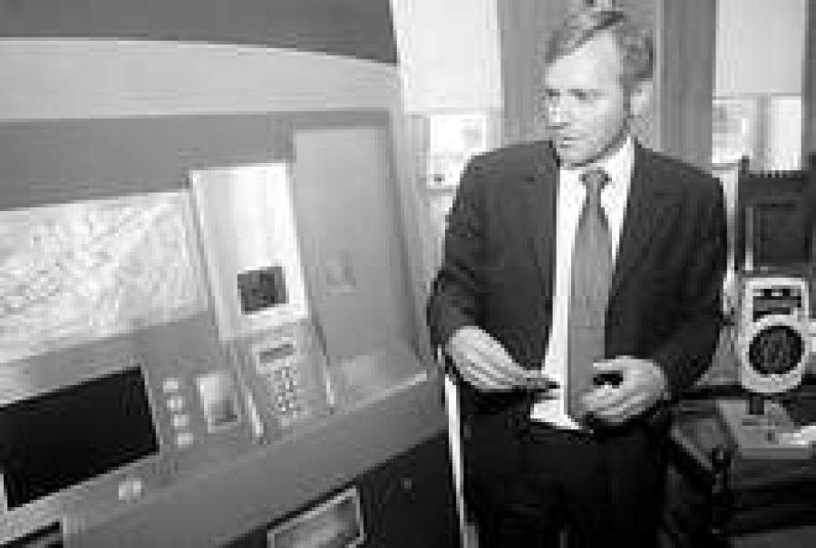 Глава Rčgas karte Жан-Шарль Колье демонстрирует автомат для продажи е-билетов (слева) и считывающее устройство (справа).