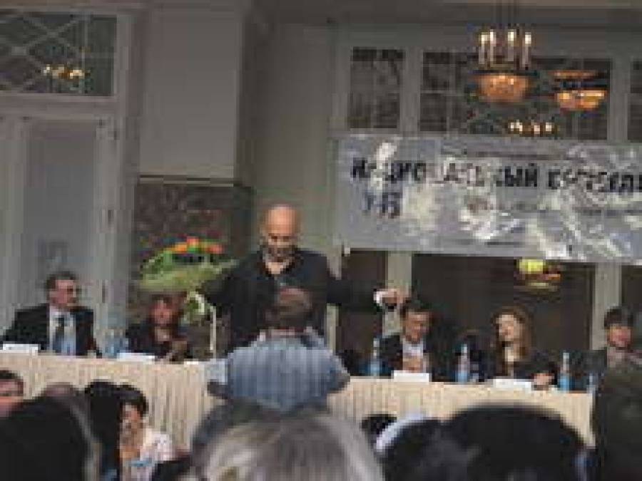 Захар Прилепин: уже с цветами, но еще без денег.