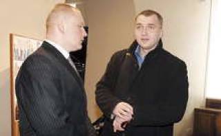 Охранник (слева) отказался впустить нового главу KNAB Нормунда Вилнитиса в Сейм.