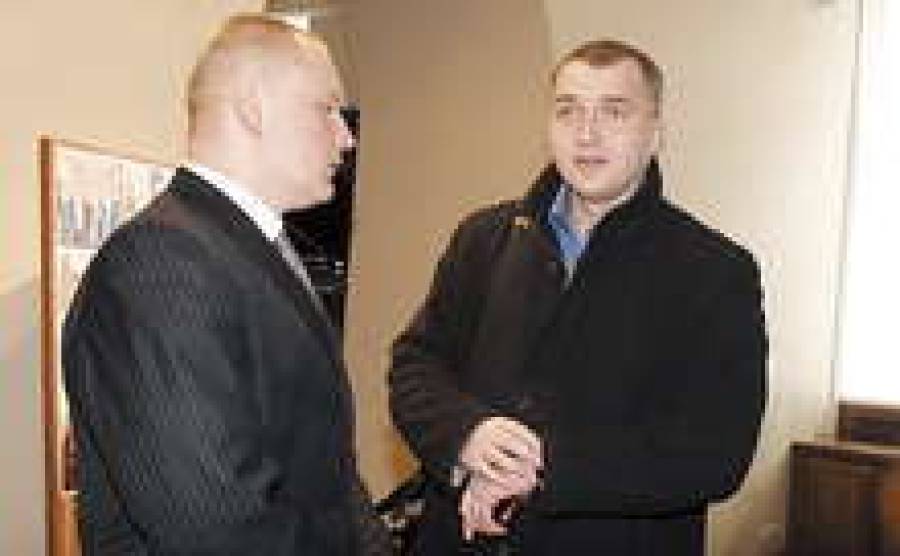 Охранник (слева) отказался впустить нового главу KNAB Нормунда Вилнитиса в Сейм.