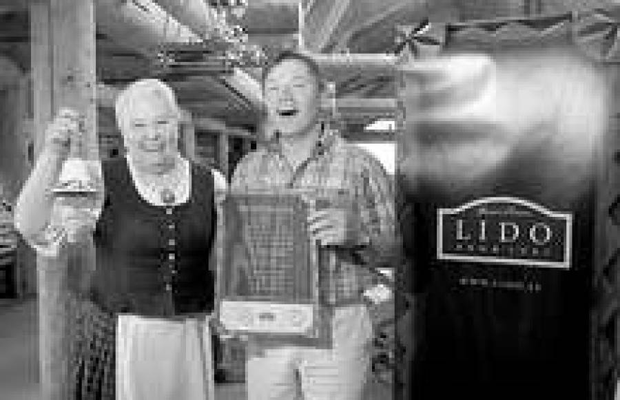 Почти эпический рекламный персонаж Тетя Лида (слева) и владелец Lido Гунар Кирсонс.
