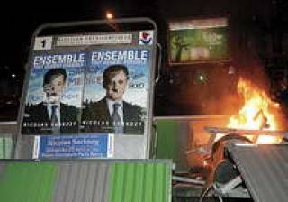 Сообщение о победе Николя Саркози вызвало всплеск насилия в бедных районах городов, населенных в основном иммигрантами. В ночь на понедельник во Франции было сожжено в общей сложности 367 припаркованных машин. Полиция задержала 270 человек.