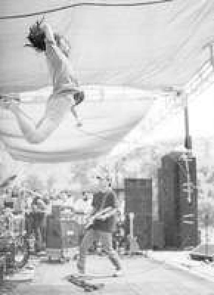 Группа Boredoms беснуется.