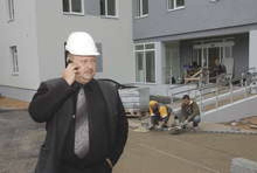 А.Васильев на строительстве родильного отделения Даугавпилсской центральной региональной больницы.