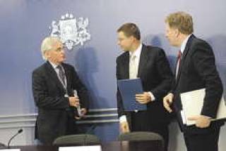 Глава General Electric  в Северной Европе Ханс Эноксон (слева) и вице-президент компании Nokia Эско Ахо указали  Валдису Домбровскису на катастрофическую ситуацию с “утечкой мозгов” за рубеж .