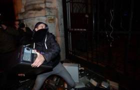 Один из противников введения налога на интернет во время массовых протестов в Будапеште