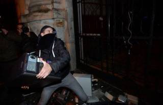Один из противников введения налога на интернет во время массовых протестов в Будапеште