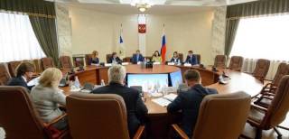 Дуклавс (спиной в центре) не смог уговорить Ткачева (лицом в центре).