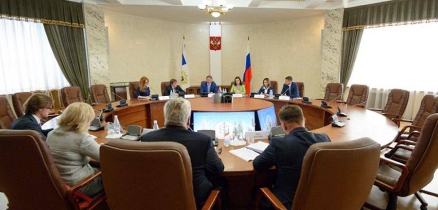 Дуклавс (спиной в центре) не смог уговорить Ткачева (лицом в центре).