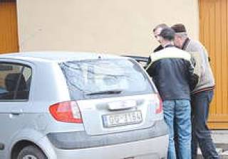 В Юрмальский суд подозреваемого (на снимке — в сером свитере) доставили полицейские в гражданском и на нетрафарированной машине.