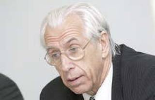 Эдвин Карнитис: “Правительство уподобилось фермеру, который в феврале, когда стало голодно и холодно, не придумал ничего лучшего, чем съесть всю картошку, которая была отложена на посев”.