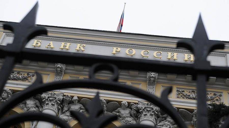 Банк России снизил ставку. Рубль тут же обвалился