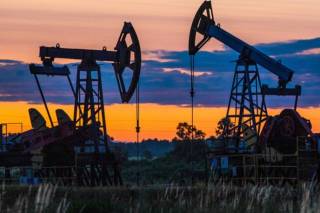Цены пробили дно: людям уже доплачивают за нефть