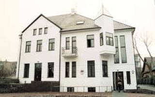  Латвийскому посольству в Литве на приличный особняк денег хватило.