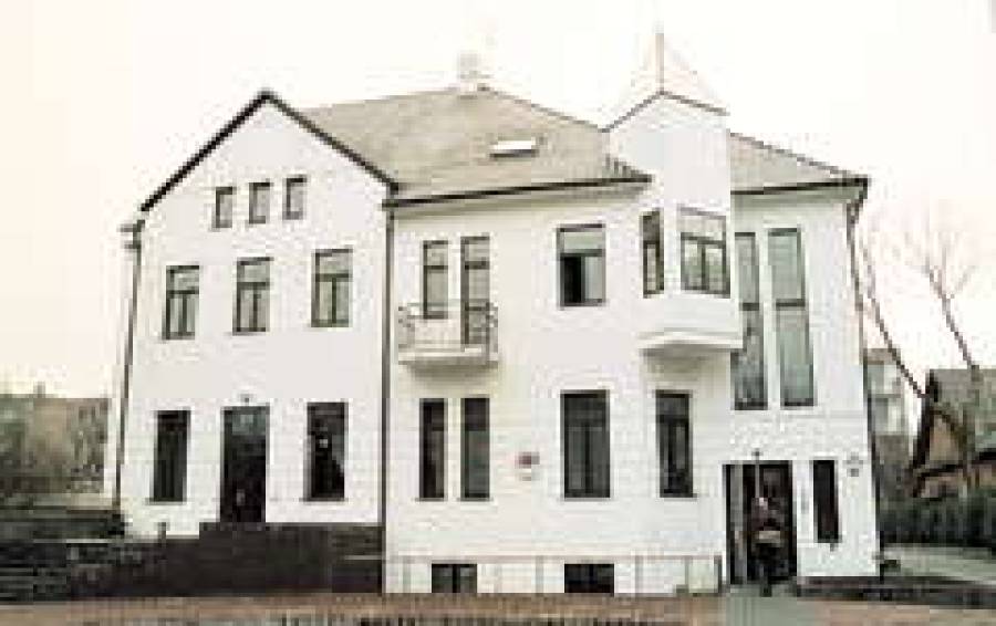  Латвийскому посольству в Литве на приличный особняк денег хватило.