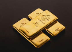 Уолл-стрит в плюсе, Европа &mdash; в минусе: инвесторы ищут защиту в золоте