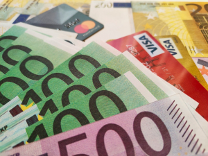 Прибыль банковского сектора Латвии снизилась почти на треть