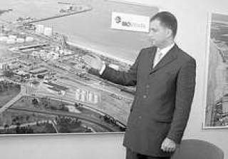Глава компании Bio-Venta Гирт Фишерс демонстрирует проект нового комплекса.