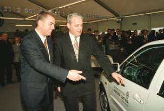 Директор &lt;em&gt;Motors Latvija &lt;/em&gt;Ульрих ТИЛЕМАН знакомит с машиной мэра Риги Андриса БЕРЗИНЬША. 