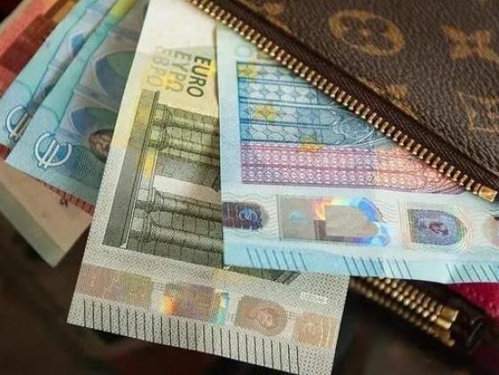 Латвийский бизнес требует увеличить необлагаемый минимум до 700 евро