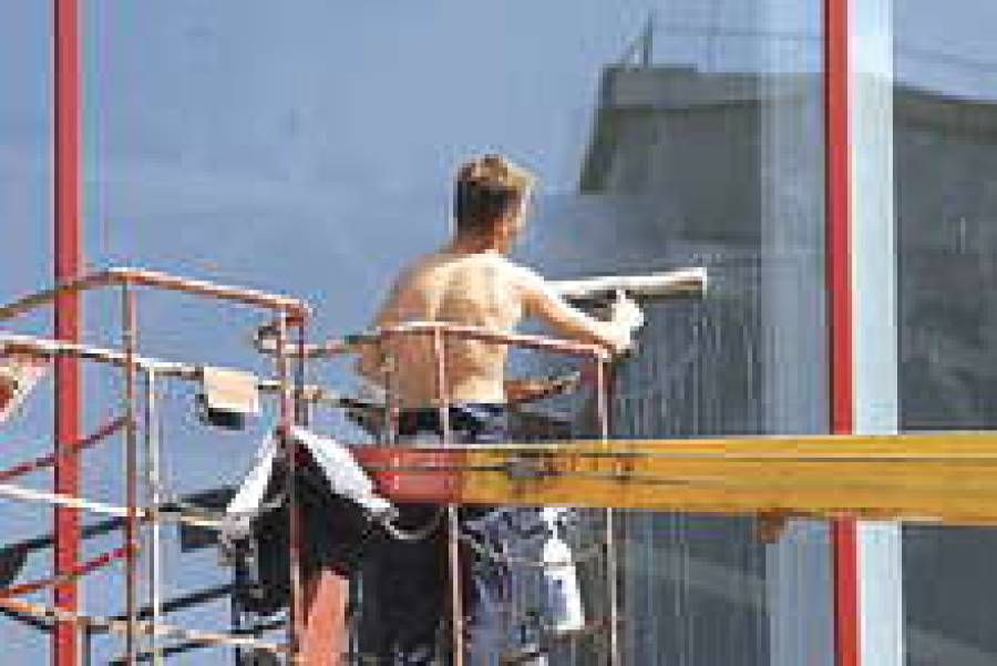 За мытье 1 кв.м стекла в высотках берут до 2 латов.