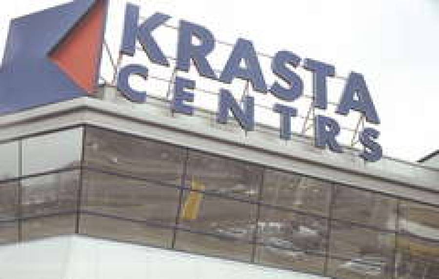Работники гипермаркета Krasta centrs хотят получить свое. Администратор уверен, что денег им не видать.