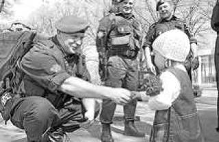 Возле памятника Освободителям царили мир и дружба.
